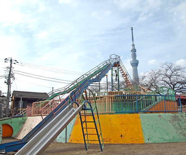 住宅街に突如あらわれるテーマパーク 巨大滑り台の京島南公園 墨田区の観光 お店 体験 仕事 物件を扱う地域メディア すみだマガジン